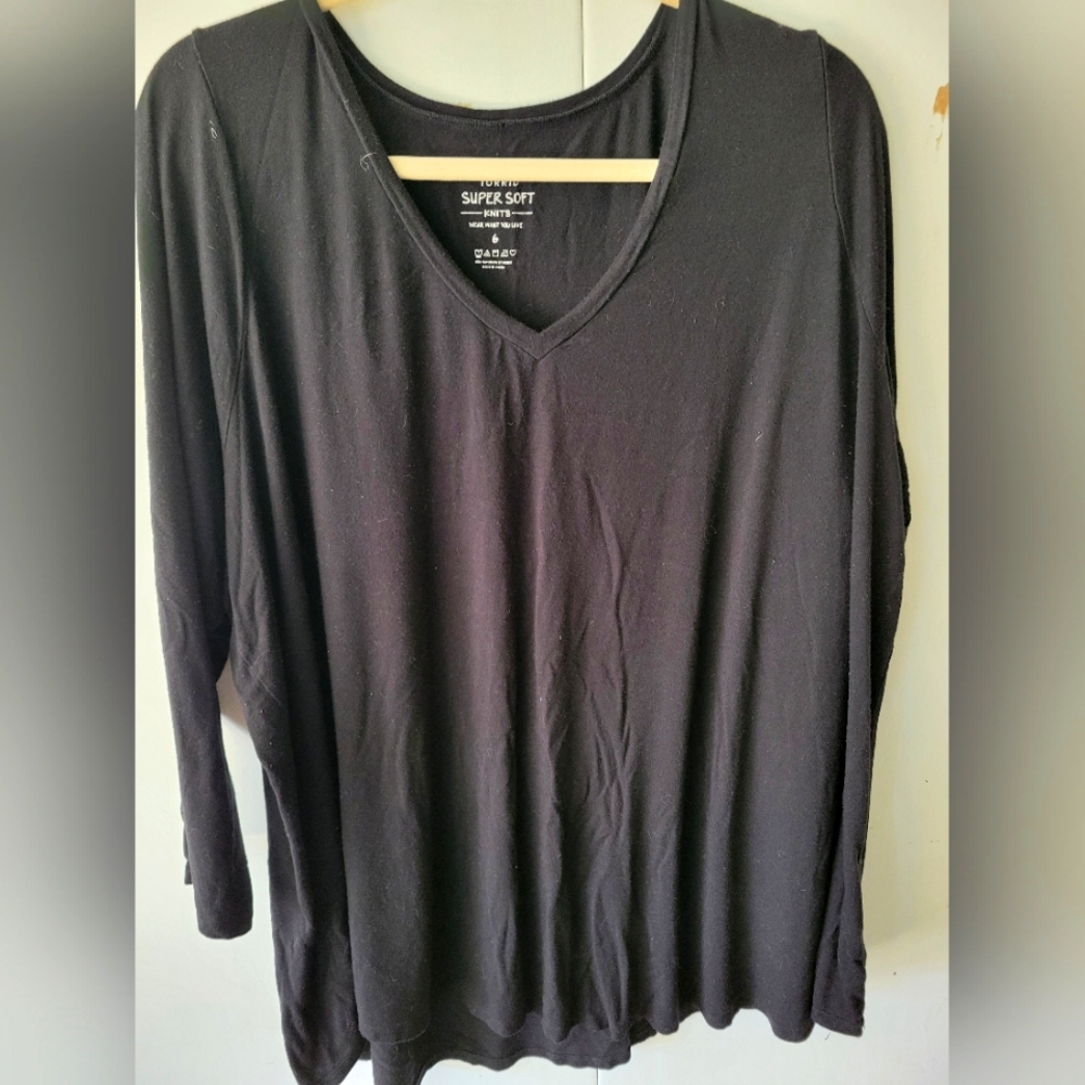 Torrid black V neck 6x long sleeve tee